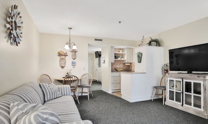 Indialantic By The Sea Condominio | Oceanfront condo with beach access - pool access & on-site washer/dryer