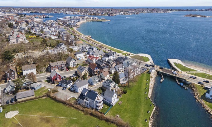 Gloucester Condominio | Enjoy Fully Equipped 3 BR Oceanfront Condo