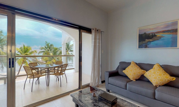 San Pedro Condominio | Condominio frente al mar con increíbles vistas al agua y una piscina compartida.
