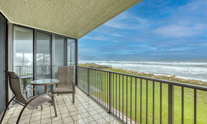 Bethune Beach Condominio | Oceanfront Corner Unit at Chadham-by-the-Sea / Car Free Beach / CH210