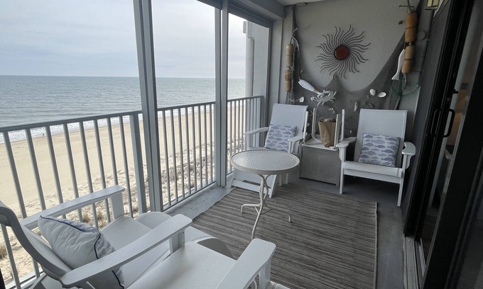 Midtown Ocean City Condominio | Unidad frente al mar en la esquina, vistas fantásticas, comodidades del hogar, dos estacionamientos reservados.