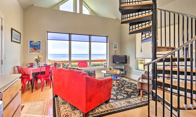 Yachats Cabaña | Oceanfront Cottage w/Deck & Secluded Beach Access!