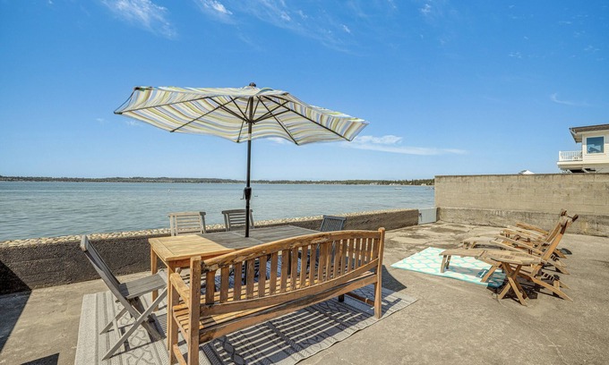 Birch Bay Cabaña | Oceanfront Cottage w/ Patio & Views in Birch Bay!