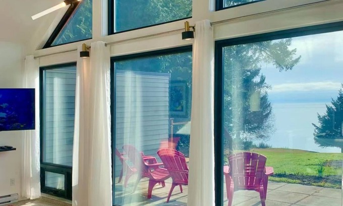 Otter Point Cabaña | Oceanfront Cottage: Where Natural Beauty Meets Modern Comfort