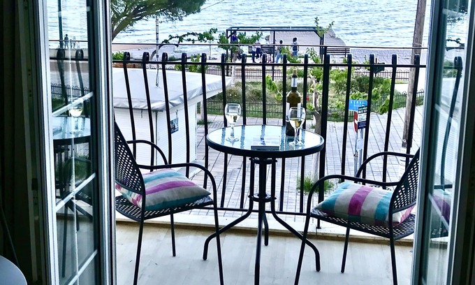 Poros Apartamento | Oceanfront couple’s apartment * village center * 50 m from the beach.