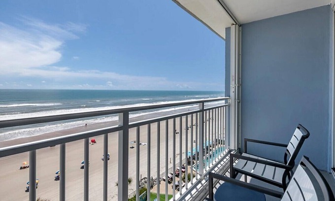 Daytona Beach Shores Complejo | OCEANFRONT Daytona SeaBreeze 2 Bedroom Condo