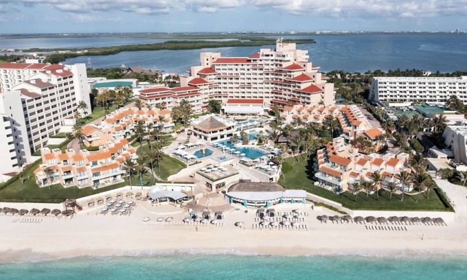 Zona Hotelera Complejo | Oceanfront Dual-Suite ~ All inclusive Luxury at Wyndham Grand Cancun!