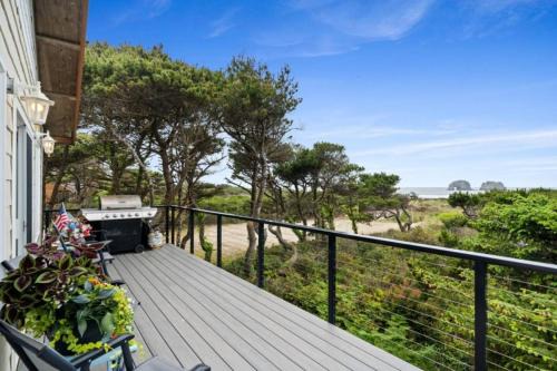 Rockaway Beach Casa | Oceanfront Family Cabin 4 Br Wrap-around Deck