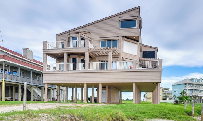 Spanish Grant Casa | Oceanfront Galveston Beach House: Steps to Sand!