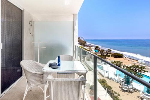 Eastern Malibu Casa | Oceanfront Gem w Balcony Pool Hot Tub Carbon Beach Access Bluewater Haven by AvantStay