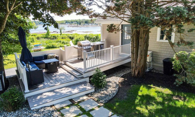 Cape Neddick Cabaña | Oceanfront getaway, private boardwalk steps to Cape Neddick Beach