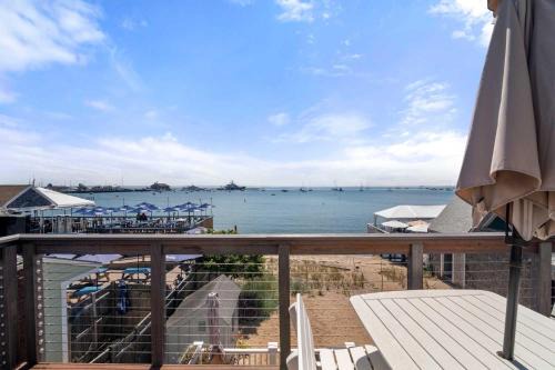 Provincetown Apartamento | Oceanfront Getaway with Deck Steps to Provincetown Fun