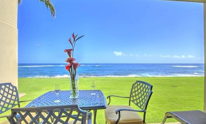 Poipu Condominio | FRENTE AL MAR Planta baja 2bd / 2ba Unidad con increíbles vistas al mar y A / C