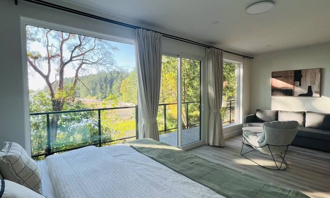 Yellow Point Casa | Oceanfront Guest Floor with King beds/Beach access