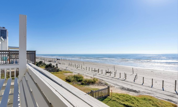 Bermuda Beach Casa | Oceanfront Home w/ Deck & Views in Galveston!