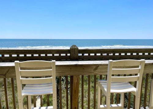 North Myrtle Beach Casa | OCEANFRONT HOUSE ON THE SAND 2 Kings 4br 4ba 3rd Floor of Triplex SLEEP 12 PGP3