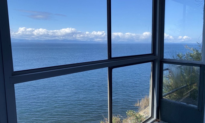 Juan de Fuca Electoral Area Casa | Oceanfront House with a Hot Tub close to the Surf