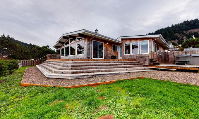 Yachats Casa | Agradable para perros, casa frente al mar w / bañera de hidromasaje privada y acceso a la playa