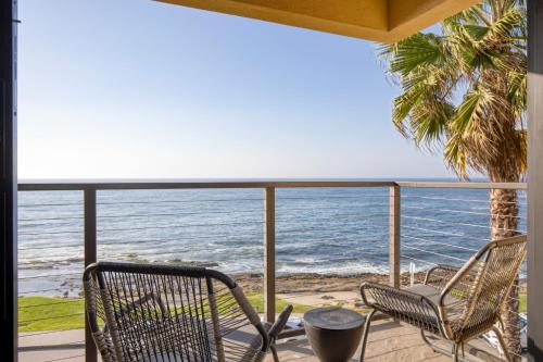 Village of La Jolla Apartamento | Oceanfront in La Jolla Steps to Beach Shops Dining Dawn Patrol by AvantStay
