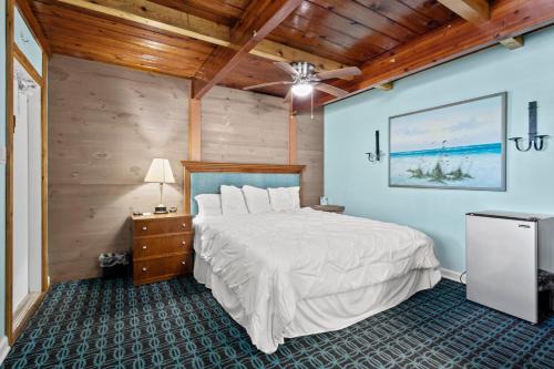 Fort Pierce Hotel | Oceanfront Inn, Inlet View, King Bed, #5