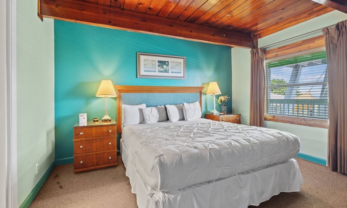 Fort Pierce Hotel | Oceanfront Inn, Partial Ocean View, King Bed, #7