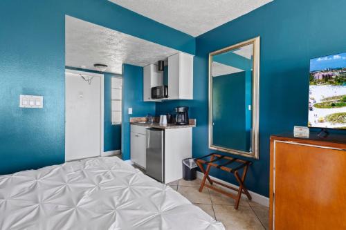 Fort Pierce Hotel | Oceanfront Inn Room #18- Ocean View Balcony