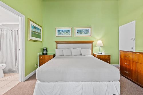 Fort Pierce Hotel | Oceanfront Inn Room #11- Standard Room - King Bed