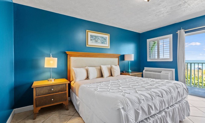 Fort Pierce Hotel | Oceanfront Inn Room #19- Ocean View Balcony, King Bed