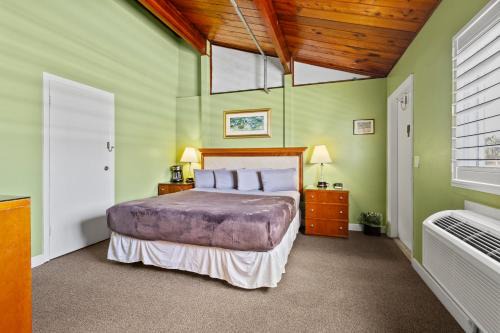 Fort Pierce Hotel | Oceanfront Inn, Standard, King Bed, Inlet View #15
