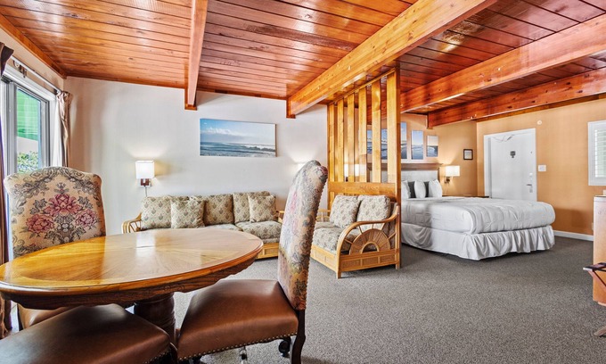 Fort Pierce Hotel | Oceanfront Inn Suite #6- King Bed