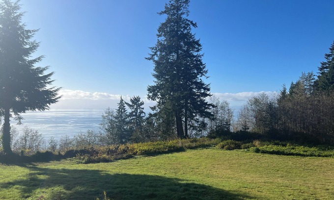 Juan de Fuca Electoral Area Cabina | Oceanfront Lodge; your private, family-friendly retreat in the trees