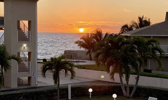 Northwest Point Condominio | Frente al mar de lujo! Wifi, cable, buceo, llamadas gratis a EE. UU. Y Canadá.