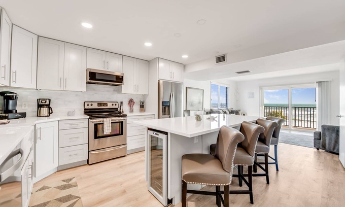 Ormond Beach Condominio | Oceanfront Luxury- Sand & Sea with a Modern Appeal