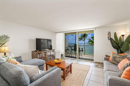 Punaluu Casa | Oceanfront Oasis - Calm Beach - Pool - AC