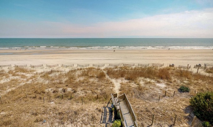 Surfside Beach Condominio | Oceanfront ocean view condo with private W/D & central AC - walk to everything