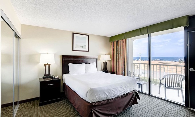 Virginia Beach Condominio | Oceanfront on the Boardwalk 1 BR, 1 BA, sleep 4, at BQR in VA Beach with balcony