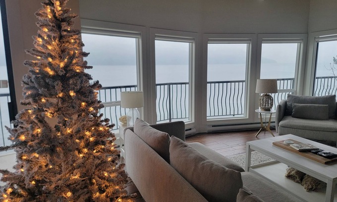 Cowichan Bay Cabaña | Oceanfront Paradise with Hot Tub