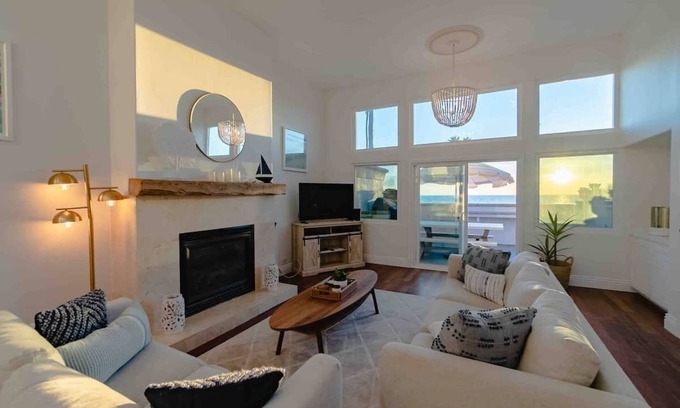 Newport Beach Casa | Oceanfront Pier Upper Beach House