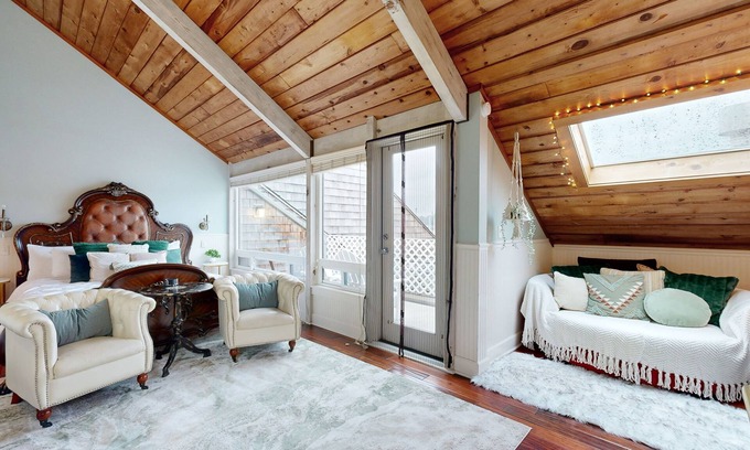 Historic Bayfront Apartamento | Oceanfront studio - harbor views, shared sauna & dog-friendly