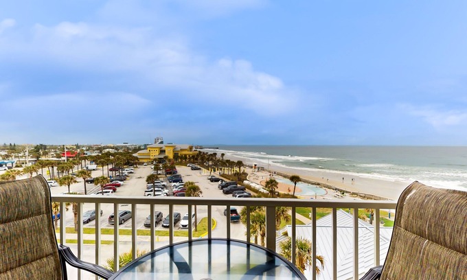 Lenox Park Apartamento | Oceanfront studio with balcony, pool, hot tub, beach access & ideal location