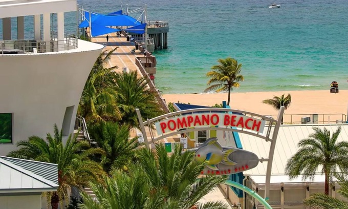Pompano Beach Complejo | Oceanfront Studio! Step from your door to the beach! Your own private entrance!