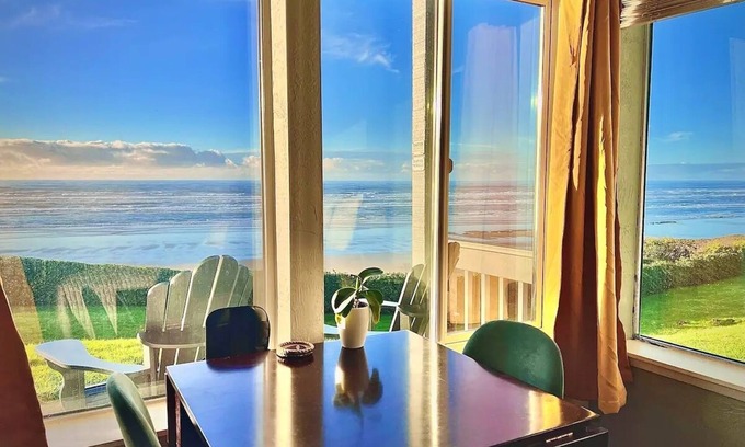 Newport Condominio | Oceanfront studio with King bed, hot tub & AC