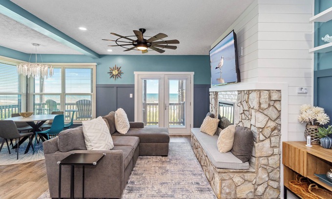 Emerald Isle Condominio | Oceanfront, Stunning Contemporary Condo,1st Floor, Recently Remodeled