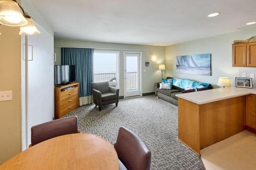 Lincoln City Casa | Oceanfront Suite - Sleeps 6 - Beach Access & Full Kitchen