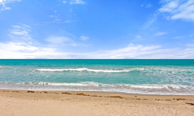 Hutchinson Island South Condominio | Oceanfront tranquility awaits at Sand Dollar Shores...Steps away from the Beach