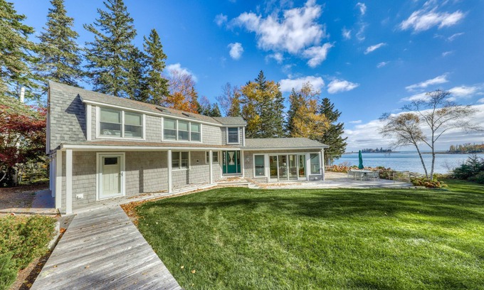 Tenants Harbor Casa | Oceanfront two-story house with wraparound deck & gas grill - snowbird-friendly