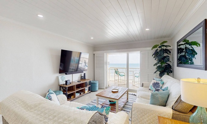 Point East Condominio | Espectacular, lujoso condominio frente al mar con piscina compartida y acceso a la playa