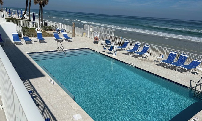 Curran Shores North Condominio | Oceanfront, 103, great locate grd floor, private garage, pets maybe, pool open