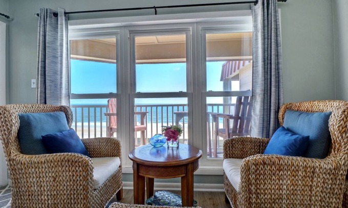 McCutcheon Field Casa | Oceanfront & Sound Views * Pool *