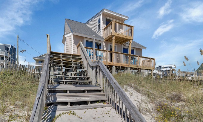 McCutcheon Field Casa | Oceanfront Beach Home - Sleeps 6-8 - Pet Friendly - Private Beach Access - Deck